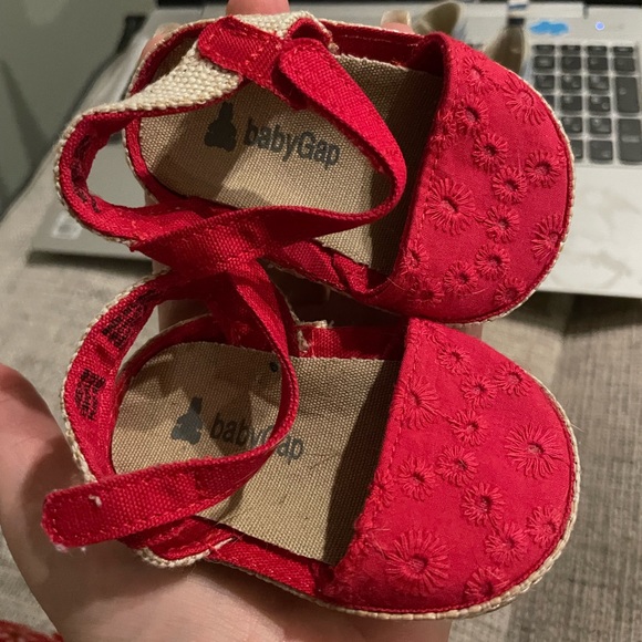 Baby Gap red shoes - Picture 2 of 2
